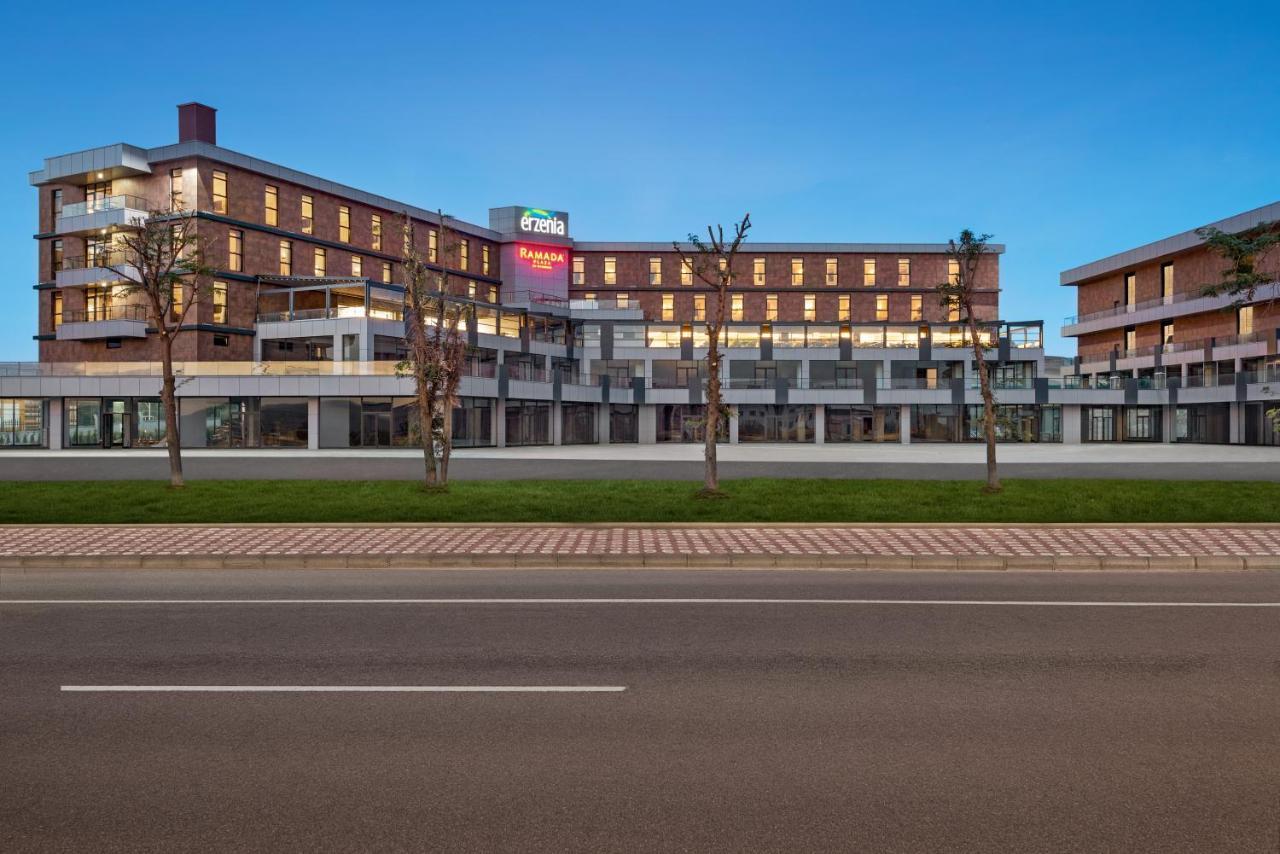 Hotel Ramada Plaza By Wyndham Batman Esterno foto