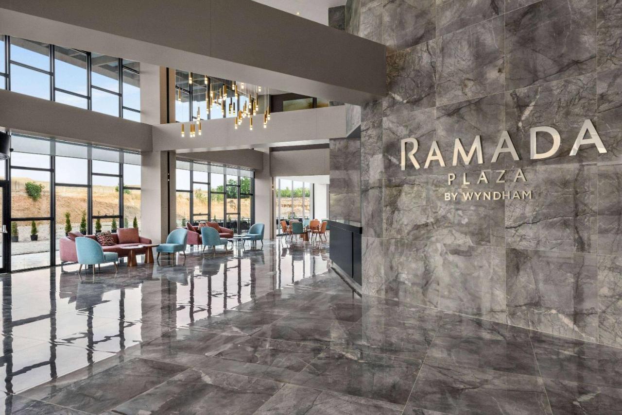 Hotel Ramada Plaza By Wyndham Batman Esterno foto