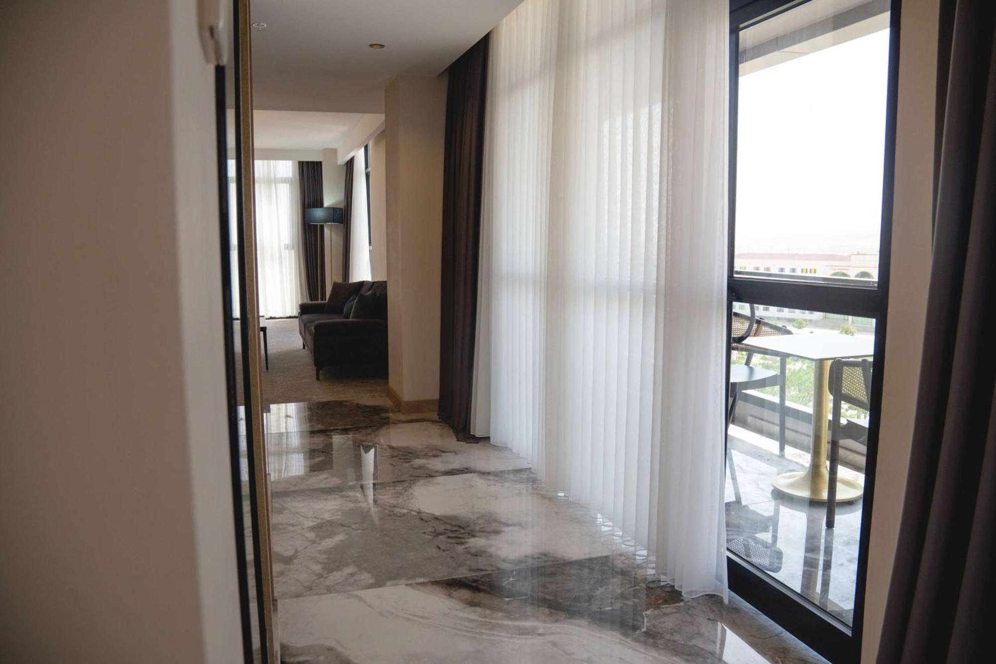 Hotel Ramada Plaza By Wyndham Batman Esterno foto